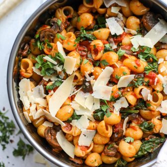 Shellbows with Red Sauce, Mushrooms and Spinach – Healthyish Foods