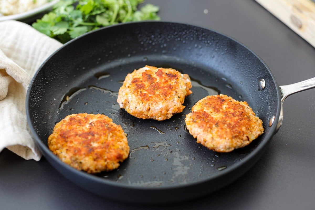 Spicy salmon burgers.